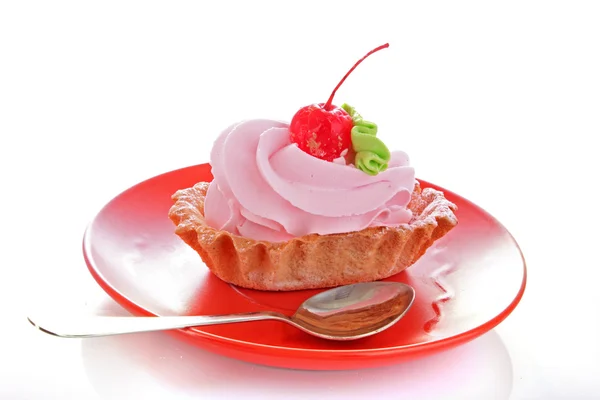 Cheesecake rosa con ciliegia al maraschino sul piatto — Foto Stock