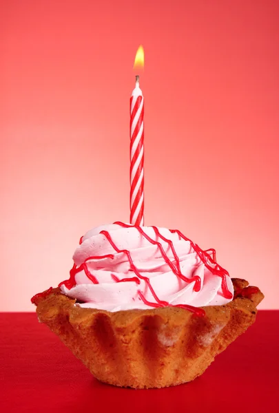 Cupcake de aniversário com uma vela — Fotografia de Stock