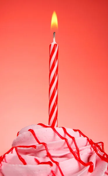 День народження кекс зі свічкою — стокове фото
