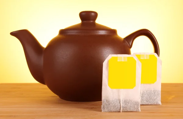 Крупним планом чайник і чайник на жовтому фоні — стокове фото