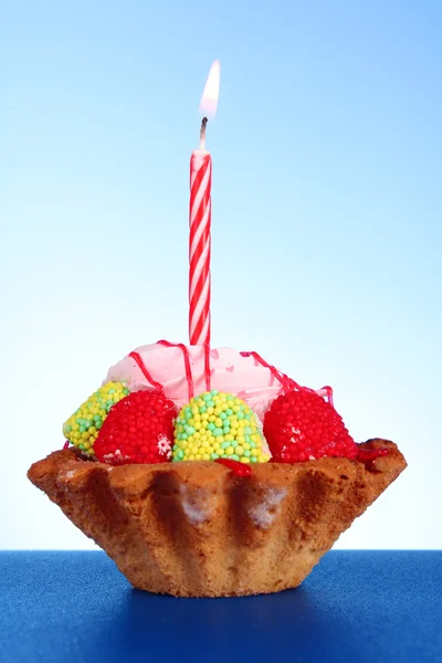 Cupcake d'anniversaire avec une bougie — Photo