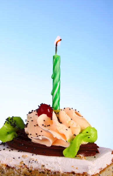 Cupcake de aniversário com uma vela — Fotografia de Stock