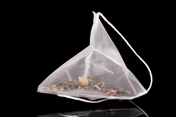 Çay torba siyah arka plan üzerine bir close-up — Stok fotoğraf