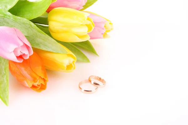 Anillos de boda y ramo de flores en blanco —  Fotos de Stock