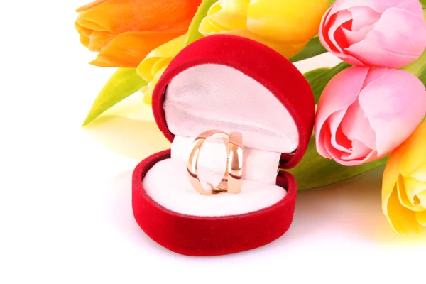 Свадебные кольца и букет цветов на белом — стоковое фото