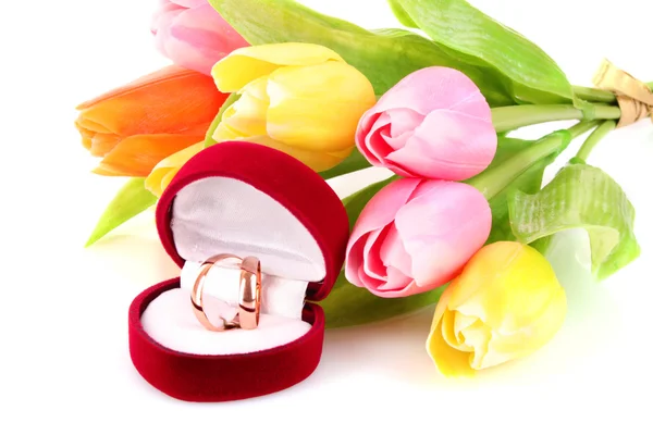 결혼 반지와 화이트에 꽃 부케 — 스톡 사진