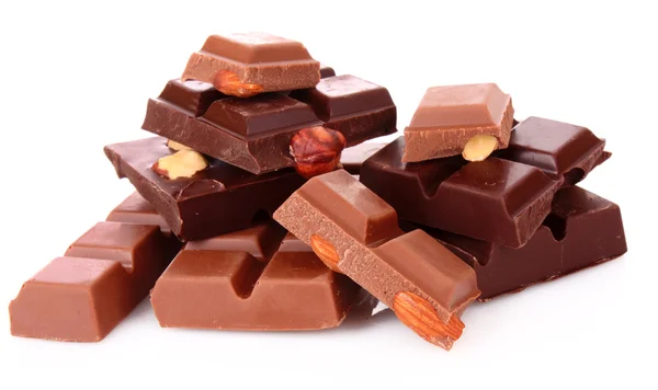 Många choklad bitar på vit bakgrund — Stockfoto