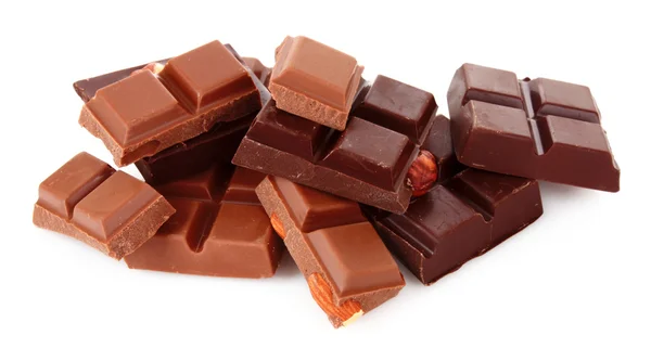 Många choklad bitar på vit bakgrund — Stockfoto
