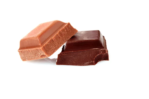 Pedaços de chocolate no fundo branco — Fotografia de Stock