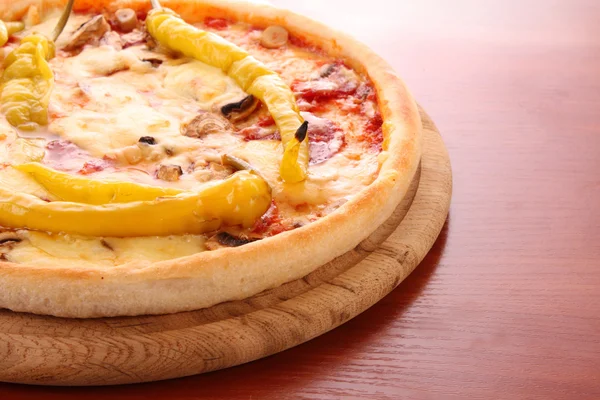 Ízletes pizza az asztalon — Stock Fotó