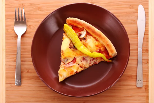 Masanın üzerine lezzetli pizza — Stok fotoğraf