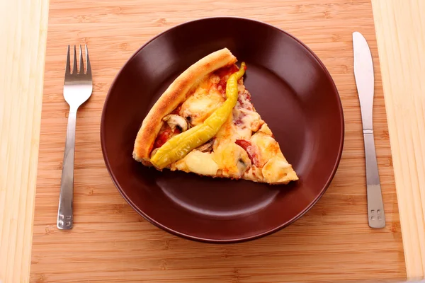 テーブルの上においしいピザ — ストック写真