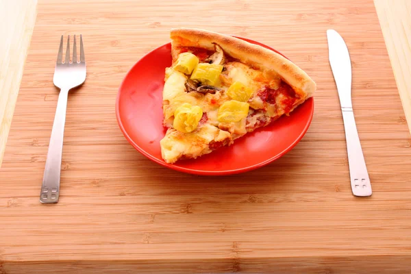 Masanın üzerine lezzetli pizza — Stok fotoğraf