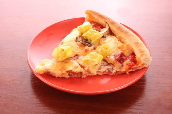 Pizza saborosa na mesa — Fotografia de Stock