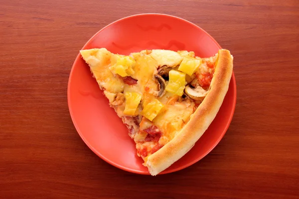 Sabrosa pizza en la mesa —  Fotos de Stock