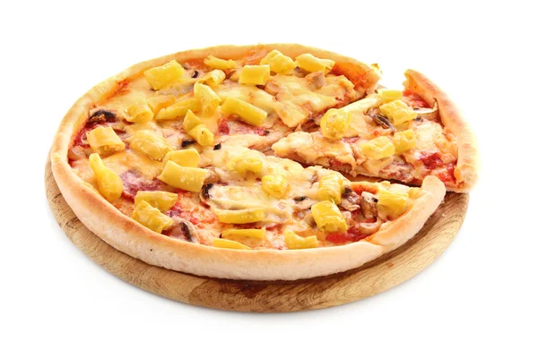 Ízletes olasz pizza felett fehér — Stock Fotó