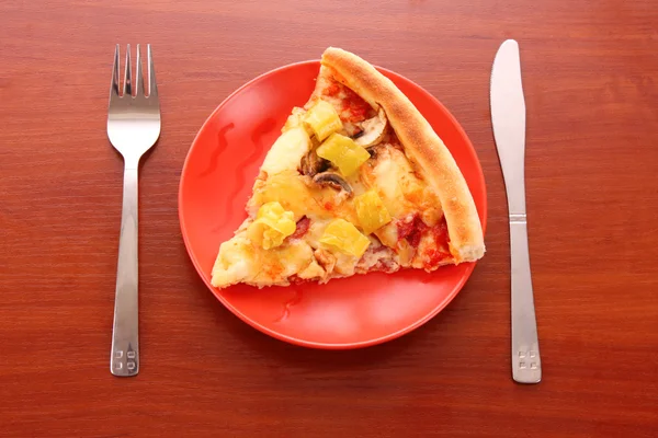 Välsmakande pizza på bordet — Stockfoto
