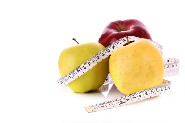 Kırmızı, yeşil ve sarı elmalar metre ölçülen — Stok fotoğraf