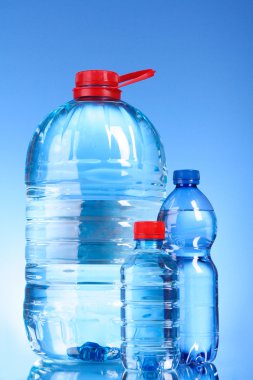 Mavi arka planda su şişeleri