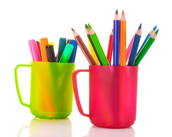 Muitos lápis coloridos no copo no fundo branco — Fotografia de Stock