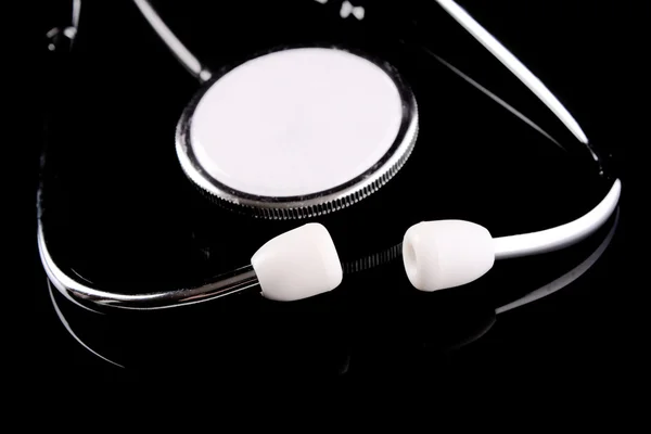 黒い背景に医者の聴診器 — ストック写真