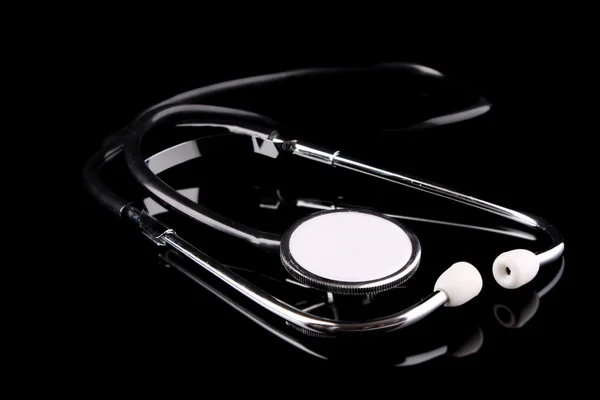 黒い背景に医者の聴診器 — ストック写真
