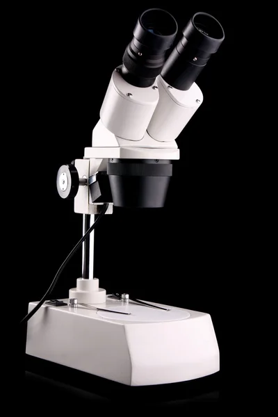 Лабораторный металлический микроскоп на черном — стоковое фото