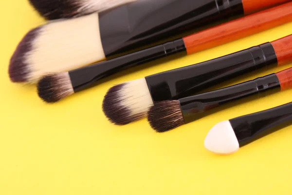 Cepillos cosméticos sobre fondo naranja —  Fotos de Stock