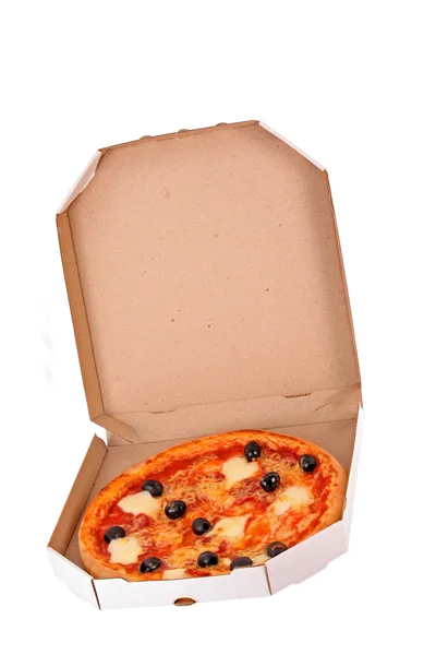 Välsmakande pizza med oliver isolerade på vitt — Stockfoto