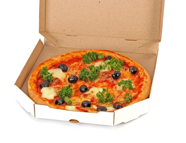 Ganze Peperoni mit Oliven-Pizza in Schachtel vor weißem Hintergrund — Stockfoto