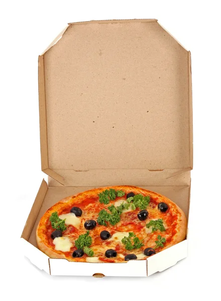 白い背景の上のボックスでオリーブのピザと全体ペパロニ — ストック写真