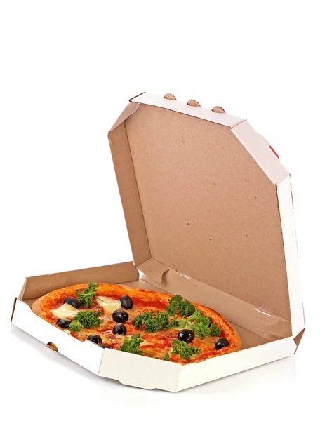 Pepperoni entier avec pizza aux olives en boîte sur fond blanc — Photo