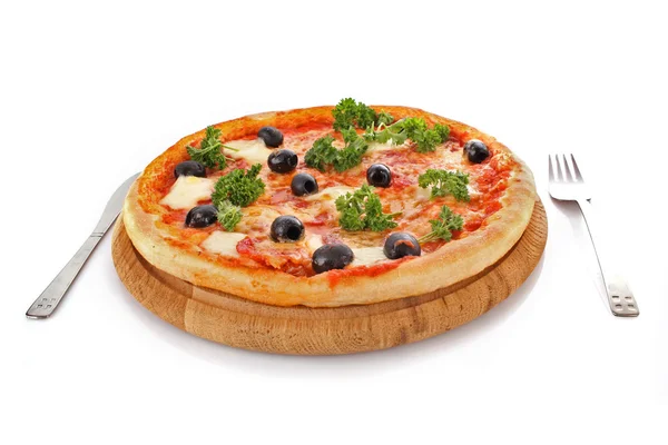 Smaczna pizza z oliwkami izolowanymi na biało — Zdjęcie stockowe