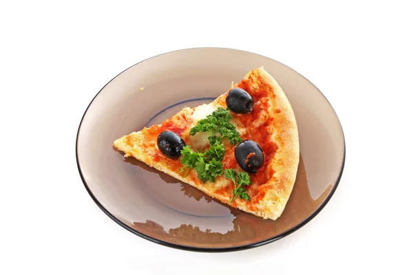 Chutná pizza s olivami izolovanými na bílém — Stock fotografie
