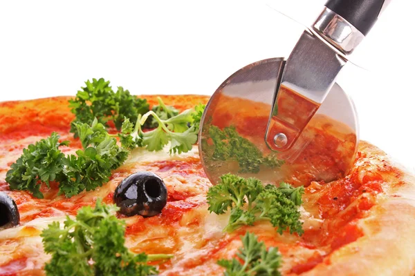 Смачна піца з оливками ізольована на білому — стокове фото