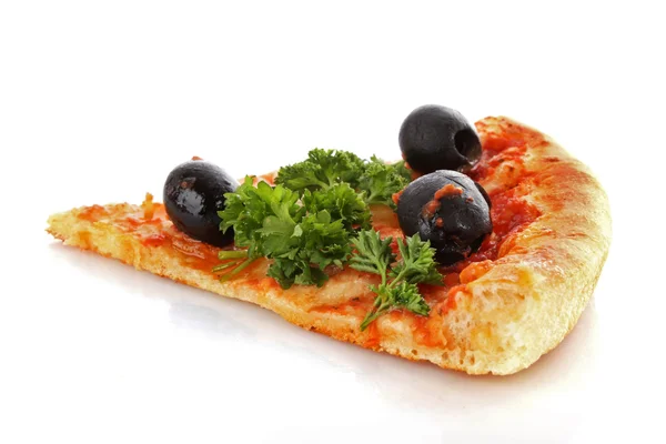 Savoureuse pizza aux olives isolées sur blanc — Photo