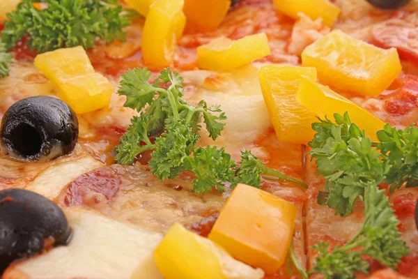Pizza met olijven — Stockfoto