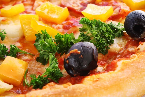 Pizza z oliwkami zbliżenie — Zdjęcie stockowe