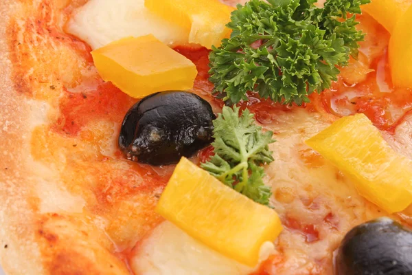 올리브를 곁들인 피자 — 스톡 사진