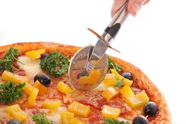 Välsmakande pizza med oliver isolerade på vitt — Stockfoto