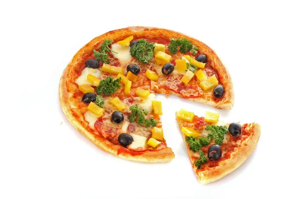 Sabrosa pizza con aceitunas aisladas en blanco —  Fotos de Stock