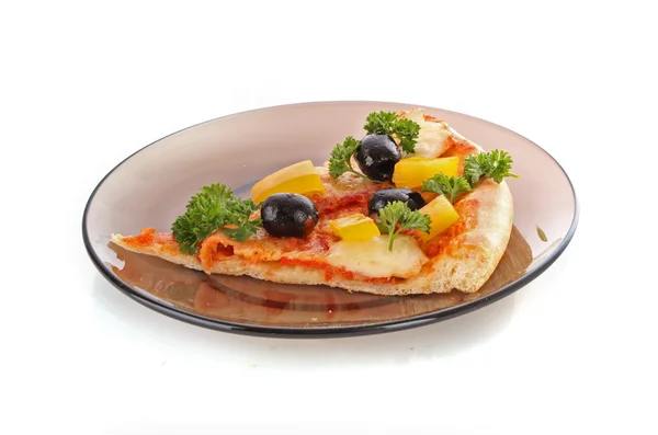 白で隔離されたオリーブとおいしいピザ — ストック写真