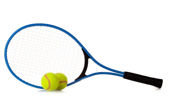 Raquete de tênis e bola no fundo branco — Fotografia de Stock