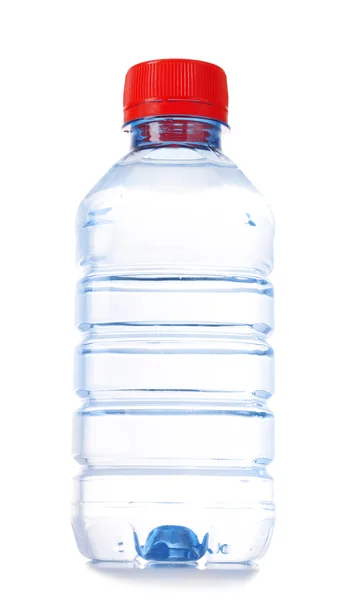 Маленька пляшка води ізольована на білому тлі — стокове фото