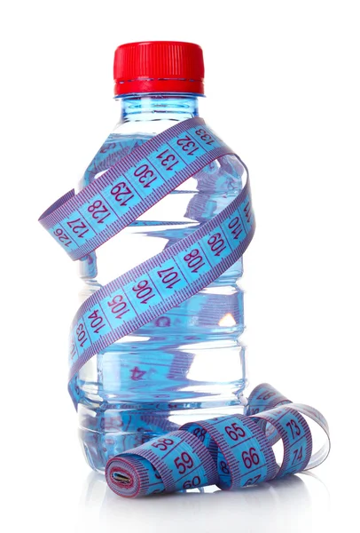 Fita métrica azul e garrafa de água — Fotografia de Stock
