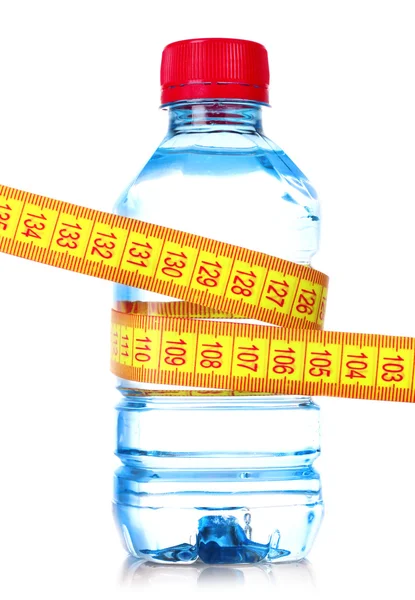 Cinta métrica amarilla y botella de agua — Foto de Stock