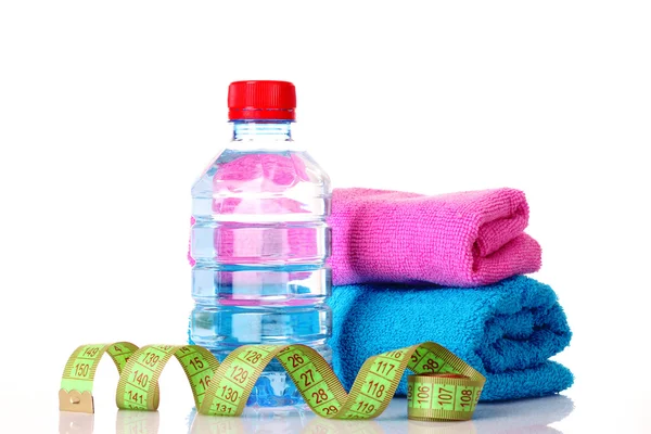 Svinovací metr, ručníky a láhev s vodou — Stock fotografie
