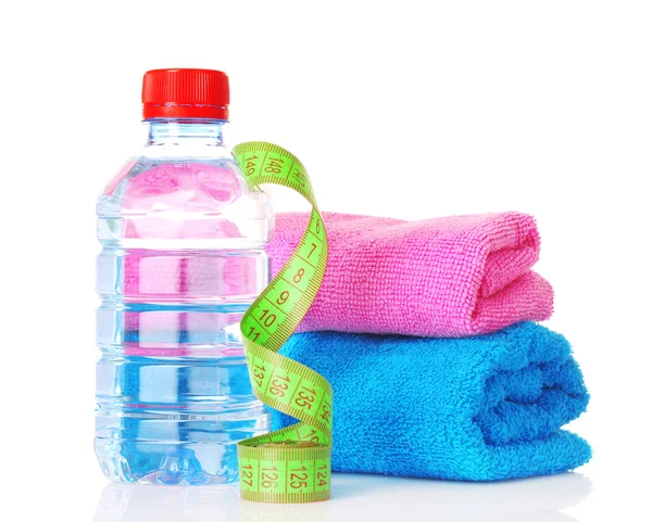 Svinovací metr, ručníky a láhev s vodou — Stock fotografie