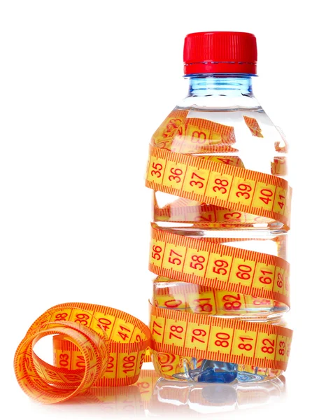 Żółty środek taśmy i butelki z wodą — Zdjęcie stockowe
