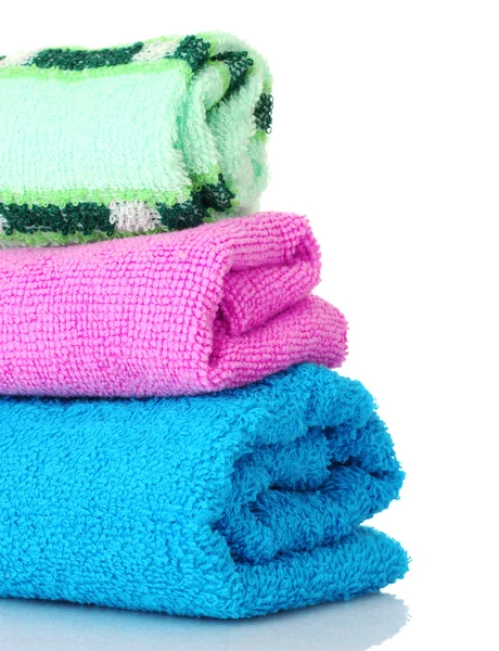 Asciugamani da bagno impilati su sfondo bianco — Foto Stock